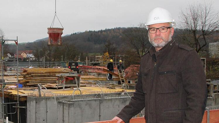 Andreas Ollertz von der örtlichen Bauleitung hat den Überblick über die Baustelle für das neue Haus Waldenfels. Fotos: Ulrike Müller