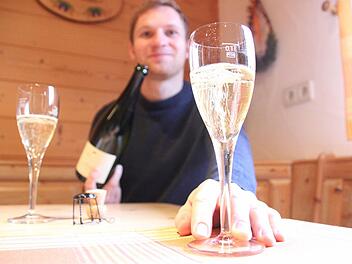 Winzersekt ist eine ganz besondere Spezialität. Die Weinbaubetriebe im Landkreis produzieren hochwertige Weine für ihren Sekt. Eine beliebte Alternative dazu sind die spritzigen Secco-Weine. Foto: Heike Beudert