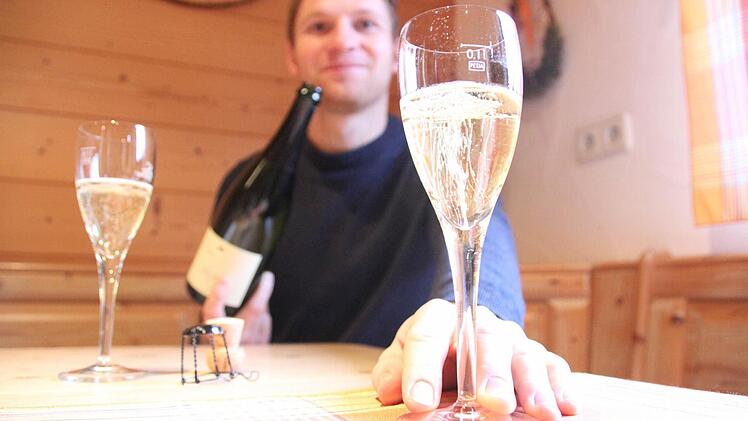 Winzersekt ist eine ganz besondere Spezialität. Die Weinbaubetriebe im Landkreis produzieren hochwertige Weine für ihren Sekt. Eine beliebte Alternative dazu sind die spritzigen Secco-Weine. Foto: Heike Beudert
