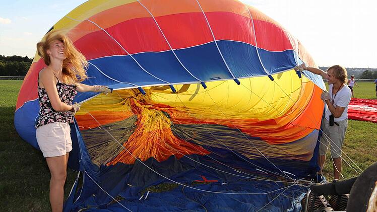 Daniel Heid aus Hundsboden und seine Freundin Anne-Sofie bereiten den Ballon vor. Foto: Franz Galster