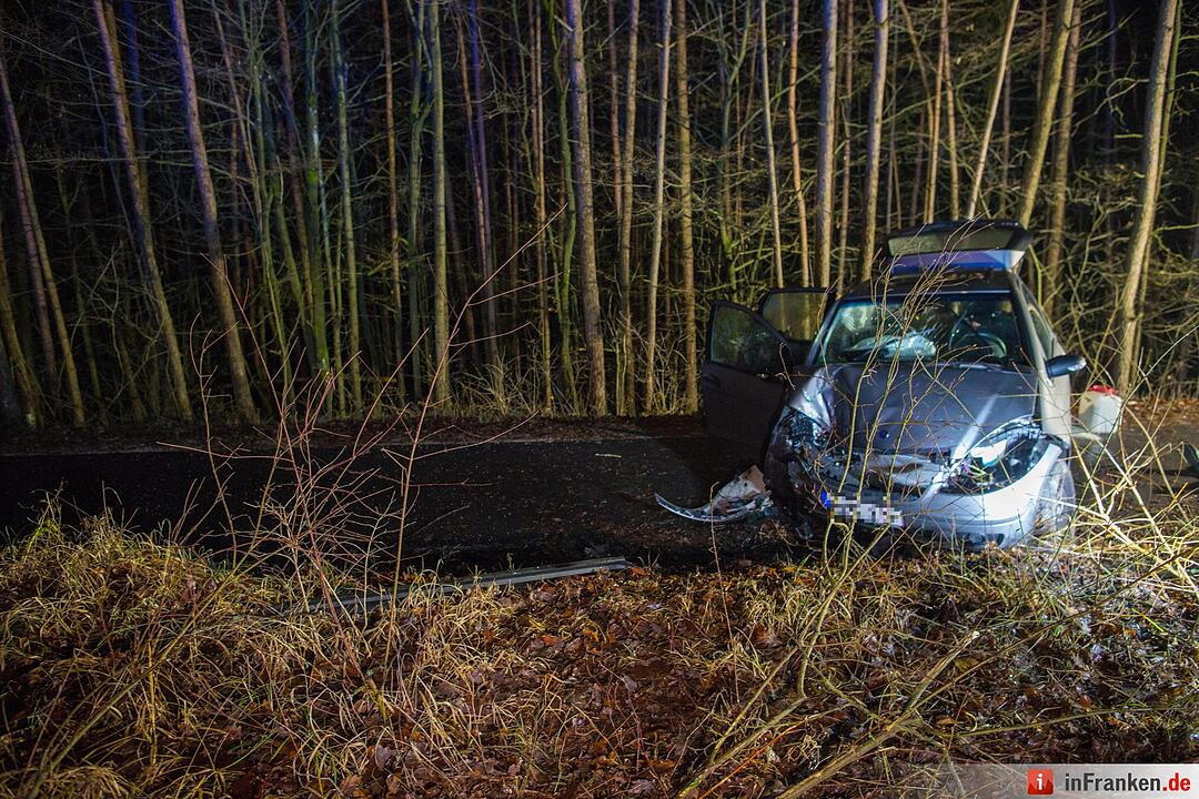 Pkw kracht gegen Baum bei Schwarzenbruck
