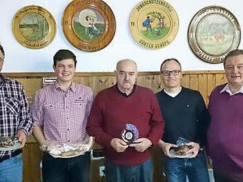 Die Sieger beim Sauschießen (von links): 2. Ritter Harald Ritz, Schwanzl-König Pierre Mühlfeld, Saukönig Horst Gäberlein, 1. Ritter Martin Schoberth und Ehrenschützenmeister Heinz Rebhan  Foto: Hofmann