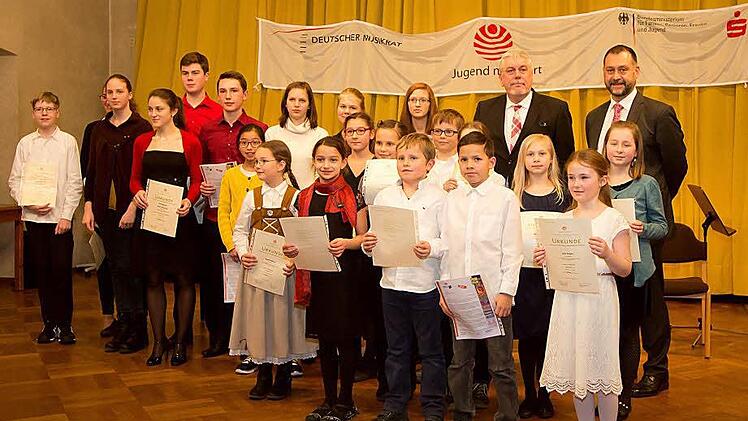 Impressionen von der PReisverleihung nach dem Preisträgerkonzert des Regionalwettbewerbs "Jugend musiziert" in Coburg.Foto: Albert Höchstädter
