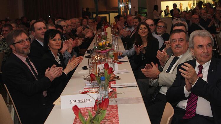 Blick in die Reihen der Ehrengäste mit BLSV-Präsident Günther Lommer (rechts) und Schirmherrn Bürgermeister Michael Ziegler (Zweiter von links).