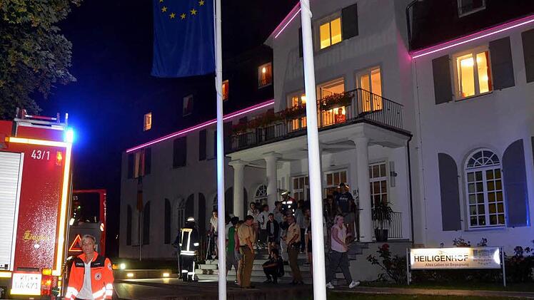 Polizei, Rotes Kreuz und die Freiwillige Feuerwehr Garitz waren am Heiligenhof im Einsatz.  Foto: Peter Rauch
