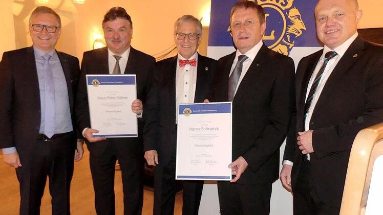 Präsident Bernd Sesselmann ernennt Landrat Klaus Peter Söllner und Oberbürgermeister Henry Schramm zu Ehrenmitgliedern des Lions-Club Kulmbach-Plassenburg. Foto: Dieter Hübner