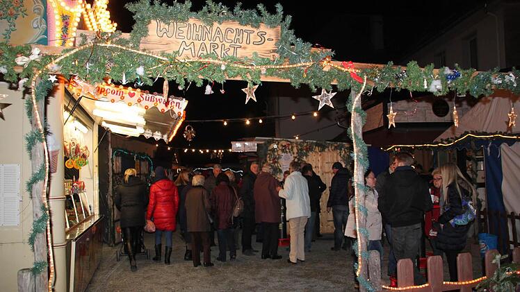 Impressionen von Adventsmarkt und Adventseinläuten in Mainleus. Foto: Stephan Stöckel