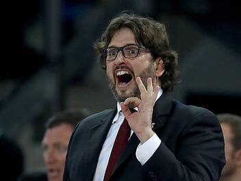 Der Bamberger Trainer Andrea Trinchieri gestikuliert am Spielfeldrand. Foto: Daniel Karmann/dpa