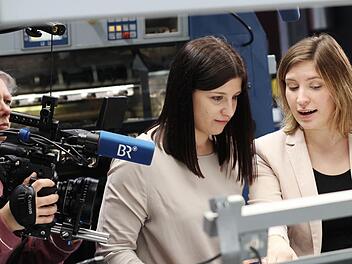 Das Team des Bayerischen Rundfunks begleitete die Macher des Landmadla-Magazins bei der Entstehung des jüngsten Heftes. Hier im Bild: Corinna Igler (Mitte) und Friederike Stark (rechts).