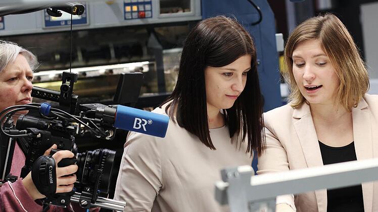 Das Team des Bayerischen Rundfunks begleitete die Macher des Landmadla-Magazins bei der Entstehung des jüngsten Heftes. Hier im Bild: Corinna Igler (Mitte) und Friederike Stark (rechts).