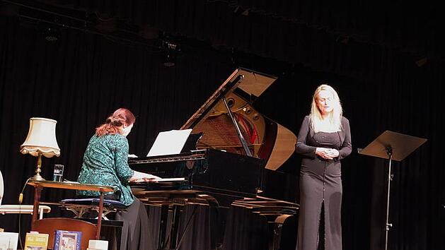 Von links: Uta Walther (Klavier) und Monika Teepe (Sopran) "verführten" mit Liebesliedern und Liebenslyrik aus Ost und West.Heike Schülein