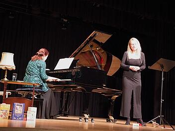 Von links: Uta Walther (Klavier) und Monika Teepe (Sopran) "verf&uuml;hrten" mit Liebesliedern und Liebenslyrik aus Ost und West.Heike Sch&uuml;lein