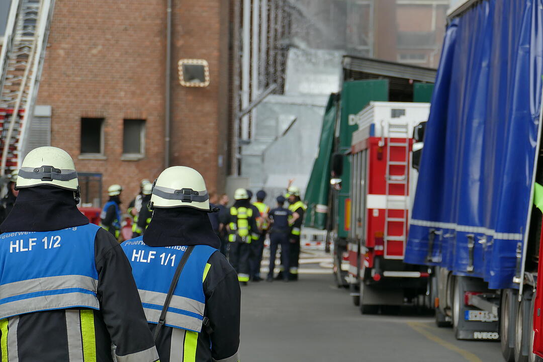 Rauchsäule über Nürnberg – Dachstuhl von Autozulieferer brennt, 500 Mitarbeiter evakuiert