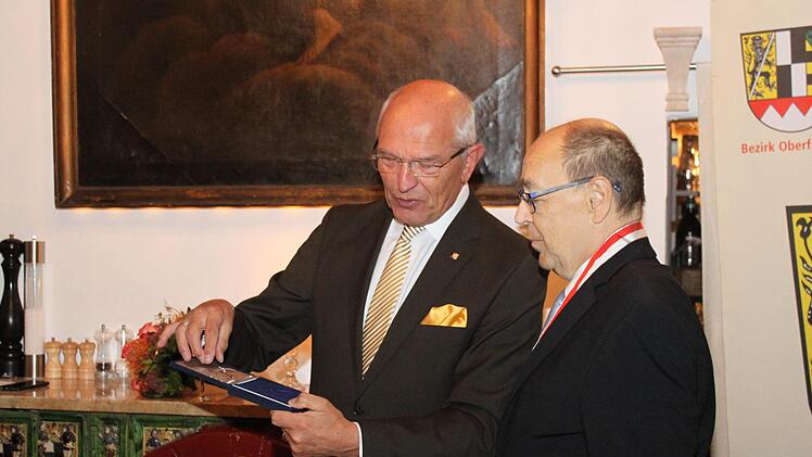 Zur Ehrenmedaille gibt es auch eine Anstecknadel. Foto: Carmen Schwind