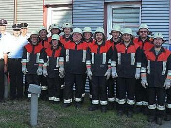 Zwei Löschgruppen der Feuerwehr Effelter bestanden ihre Leistungsprüfung. Das Bild zeigt sie mit Zweitem Bürgermeister Gerhard Eidelloth (Zweiter von links) und dem Schiedsrichterteam.  Foto: Heike Schülein