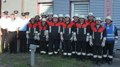 Zwei Löschgruppen der Feuerwehr Effelter bestanden ihre Leistungsprüfung. Das Bild zeigt sie mit Zweitem Bürgermeister Gerhard Eidelloth (Zweiter von links) und dem Schiedsrichterteam.  Foto: Heike Schülein