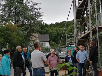 Der Gemeinderat überzeugte sich vom Baufortschritt des Kindergartens Geisfeld. Foto: Annette Gropp