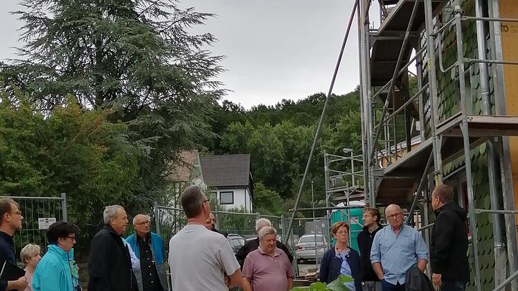 Der Gemeinderat überzeugte sich vom Baufortschritt des Kindergartens Geisfeld. Foto: Annette Gropp