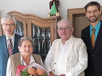 Ihr 60. Ehejubil&auml;um feierten Adolfine und Adolf Z&ouml;cklein in Trabelsdorf unter anderem mit stellv. Landrat R&uuml;diger Gerst (links) und B&uuml;rgermeister Michael Bergrab (rechts).  Foto: privat