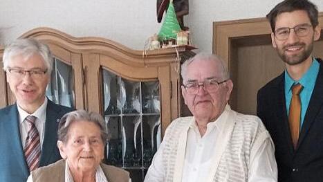 Ihr 60. Ehejubil&auml;um feierten Adolfine und Adolf Z&ouml;cklein in Trabelsdorf unter anderem mit stellv. Landrat R&uuml;diger Gerst (links) und B&uuml;rgermeister Michael Bergrab (rechts).  Foto: privat