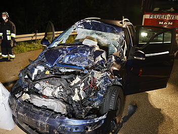 Auto rauscht in Heck von Lastwagen