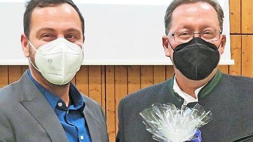 Bürgermeister Mario Schönwald (li) verabschiedet Geschäftsleiter Wolfgang Hörath.