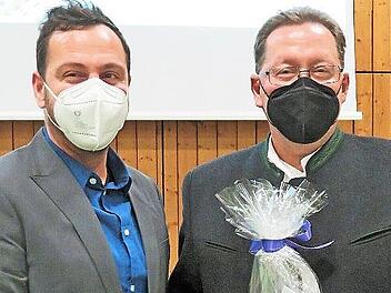 Bürgermeister Mario Schönwald (li) verabschiedet Geschäftsleiter Wolfgang Hörath.