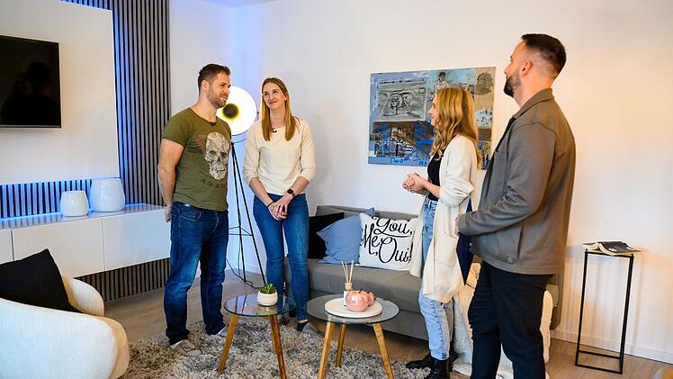 Erik und seine Frau Elli (links) haben sich entschieden, ihre Wohnung mit Gewinn zu verkaufen - ein mutiger Schritt. Gemeinsam mit den erfahrenen Immobilienprofis Joeline und Robert an ihrer Seite gehen sie diesen Weg mit Vertrauen und voller Motivation.