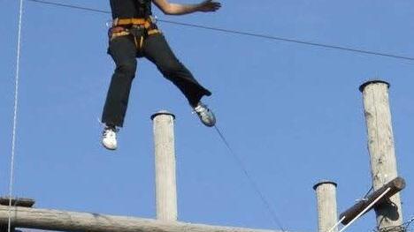 Stefanie Kloß, Sängerin der Band "Silbermond" am Giant Swing im Hochseilgarten Volkersberg (anlässlich des 50jährigen Jubiläums der Jugendbildungsstätte Volkersberg 2006)