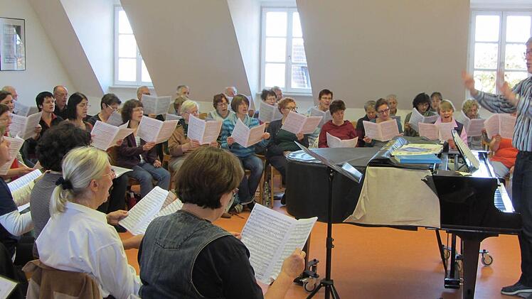 Am vergangenen Wochenende haben die Sänger der Paul-Eber-Kantorei für das Abschlusskonzert ihres Kantors Carl Friedrich Meyer am 27. Oktober in der evangelischen Stadtkirche geprobt. Foto: Helmar Scheuplein