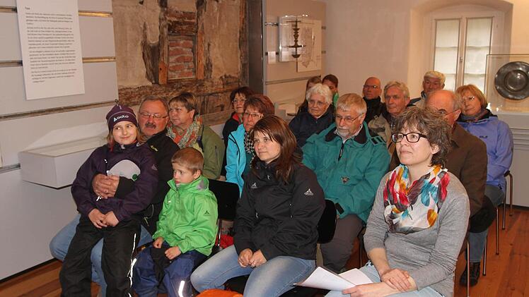 Sie interessierten sich für den neuen Lehrpfad und hörten so einiges über die Heimatgeschichte.Foto: Günther Geiling