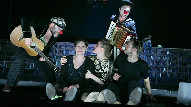 Grausame Clowns: (v. l.) Thomas L. Dietz, Julia Bartolome, Louisa von Spies, Philipp Weigand, Stefan Willi Wang Foto: Marion Bührle