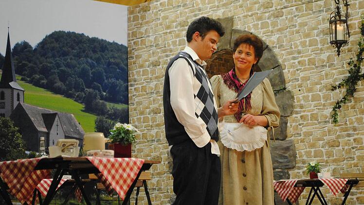 Wirtssohn Willi (Benjamin Schneider) erhält einen guten Rat von Kellnerin Frieda (Karin Bachmann). Foto: Evelyn Schneider