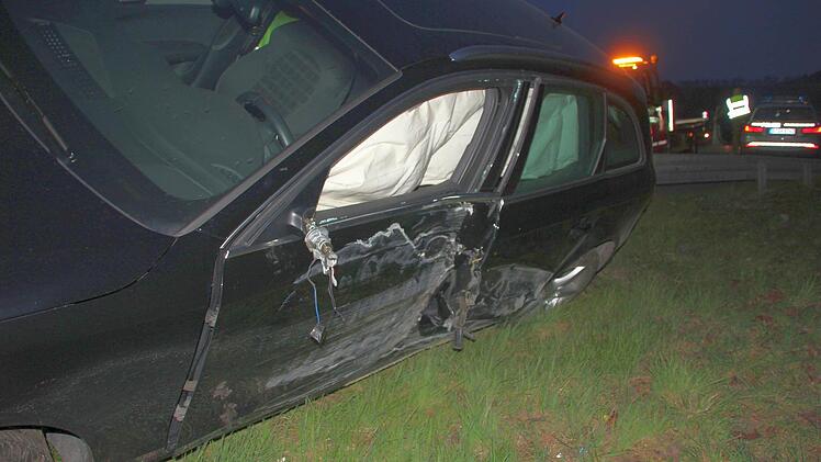 Die Fahrerseite des Audi wurde durch das Touchieren des Wegekreuzes beschädigt.  Foto: Friedwald Schedel