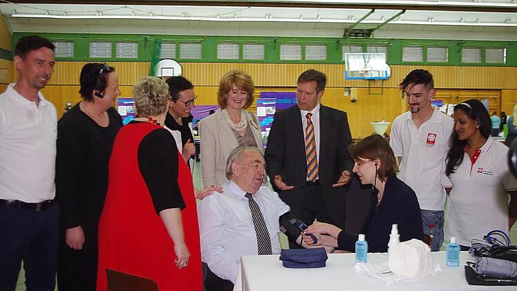 Die gelernte Krankenschwester MdB Emmi Zeulner misst bei Heinz Hausmann den Blutdruck. Foto: Heike Schülein