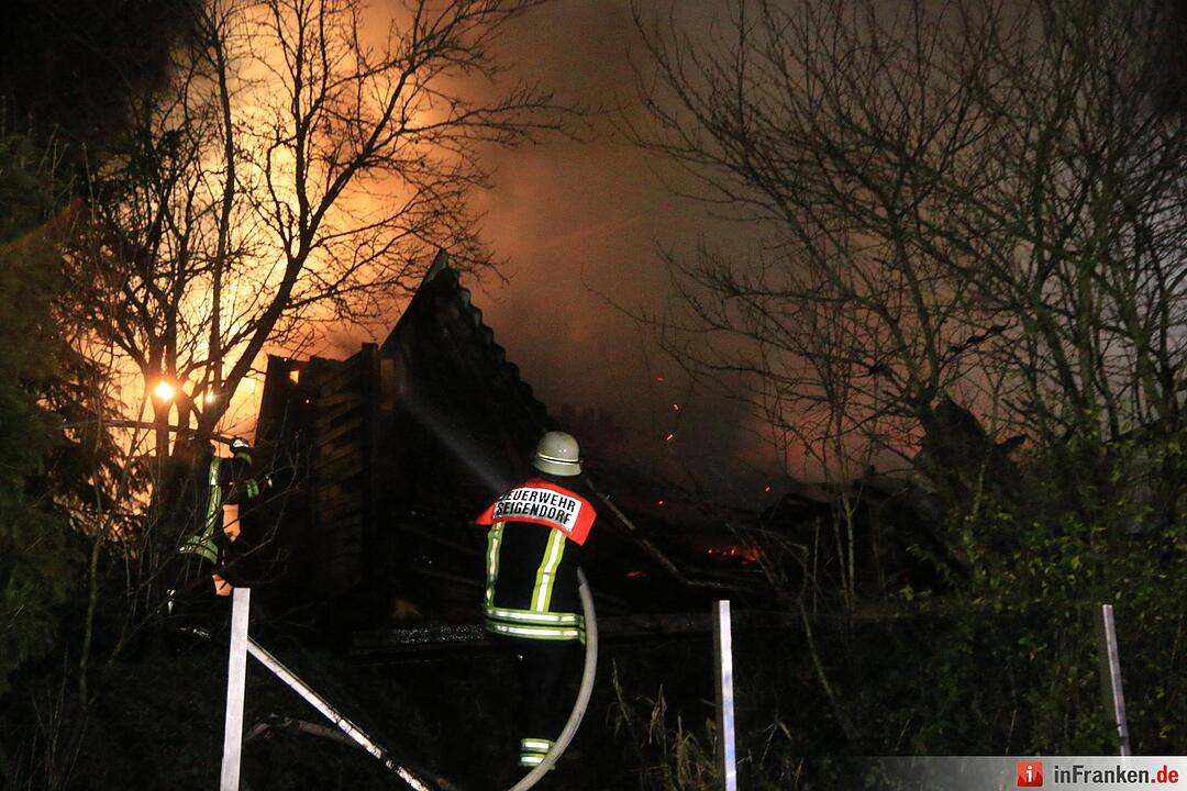 Großeinsatz: Scheunenbrand in Seigendorf
