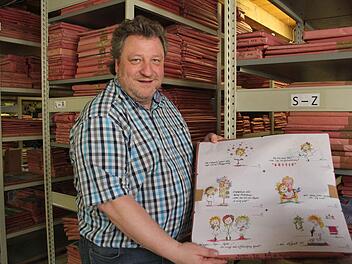 Das Schutzengel-Design ist kunterbunt, frech und witzig: Noch ist es nicht im Handel zu finden, aber bald, verrät der Frühstücksbrettchen-Produzent Thomas Mayr-Kiessling. Foto: Sonja Adam