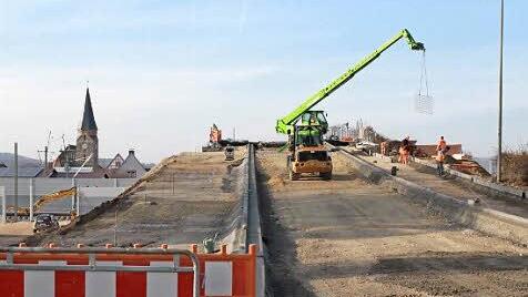 Spätestens in vier Wochen soll die neue Brücke in der Zückshuter Straße passierbar sein.