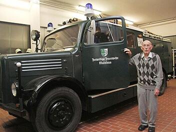 Willi Türk ist 92 Jahre und er hält der Feuerwehr Mainleus seit 75 Jahren die Treue: Willi Türk war in seiner aktiven Zeit oft mit "der Susi" unterwegs, wie das alte grüne Drehleiterfahrzeug von den Mainleusern genannt wird.  Fotos: Sonja Adam