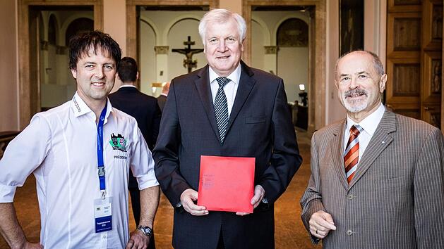 Red-Residenz-Pr&auml;sident Norbert Scholz (links) &uuml;berreichte Horst Seehofer (Mitte) die offizielle "Traumspiel-Einladung". Mit im Bild der Coburger Landtagsabgeordnete J&uuml;rgen W. Heike. Foto: Sebastian Buff