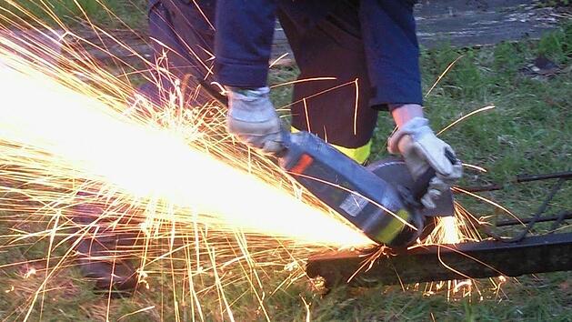 Bei Arbeiten mit einem Trennschleifer hat der Arbeitskittel eines Rentners aus Ansbach Feuer gefangen. Symbolfoto: Geiger