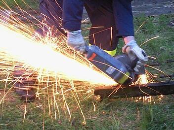 Bei Arbeiten mit einem Trennschleifer hat der Arbeitskittel eines Rentners aus Ansbach Feuer gefangen. Symbolfoto: Geiger