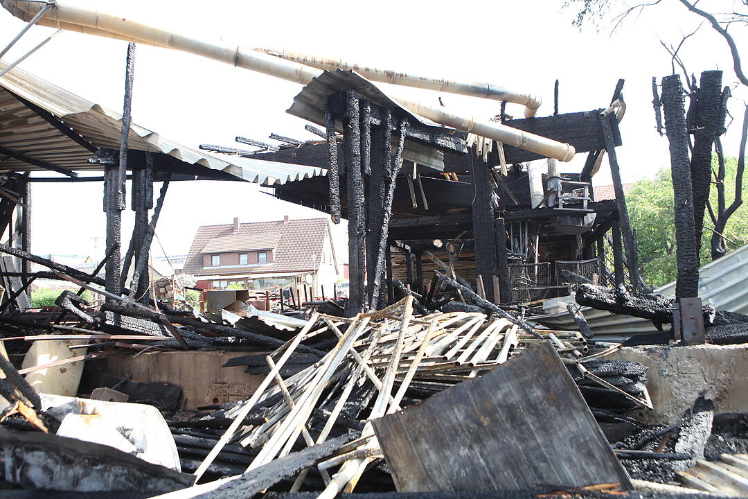 Flammen vernichten stillgelegte Zimmerei