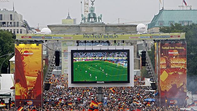 Hunderttausende verfolgten im Sommer 2006 die deutschen Spiele auf der Party-Meile vor dem Brandenburger Tor. Doch das Sommerm&auml;rchen wird im Nachhinein zum Alptraum: Hochrangige Verantwortliche von damals werden nun angeklagt.  Marcel Mettensiefen, dpa