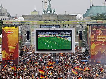 Hunderttausende verfolgten im Sommer 2006 die deutschen Spiele auf der Party-Meile vor dem Brandenburger Tor. Doch das Sommermärchen wird im Nachhinein zum Alptraum: Hochrangige Verantwortliche von damals werden nun angeklagt.  Marcel Mettensiefen, dpa