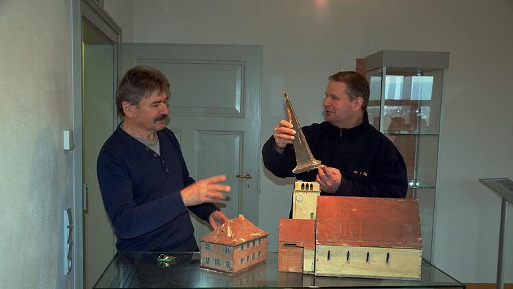 Rainer Zeh (links im Bild) und Robert Schäfer mit dem Modell von St. Mauritius Sassanfahrt. Foto: Andrea Spörlein