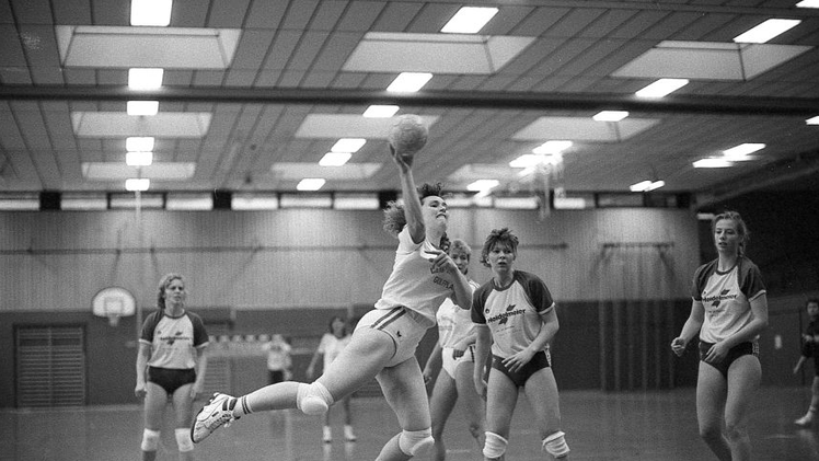 Am letzten Oktober-Wochenende berichtet die Saale-Zeitung in Wort und Bild über das Handballspiel der Brückenauer Frauen gegen den SV Garitz (im Angriff). Foto: ssp
