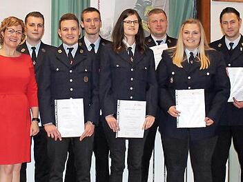 Eingerahmt von Kommandant Sebastian Müller (links), Bürgermeisterin Anja Gebhardt (2.v.l.) und Adjutant Bernd Gebhard (rechts) sind geehrt oder beförder worden: Jonas Bächer, Timo Gebhardt, Michael Götz, Katja Galster, Moritz Kraus, Maria Brütting und Stefan Schmitt. Foto: privat