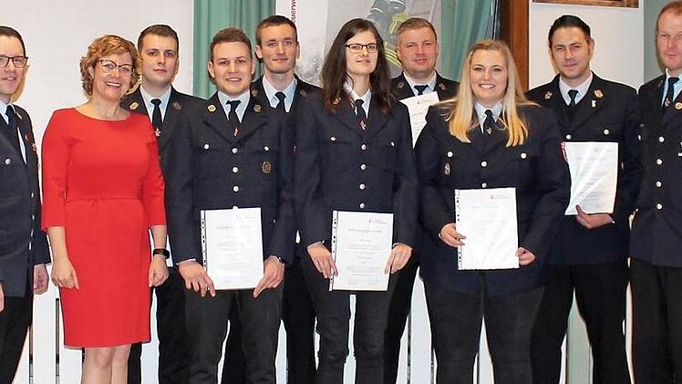 Eingerahmt von Kommandant Sebastian Müller (links), Bürgermeisterin Anja Gebhardt (2.v.l.) und Adjutant Bernd Gebhard (rechts) sind geehrt oder beförder worden: Jonas Bächer, Timo Gebhardt, Michael Götz, Katja Galster, Moritz Kraus, Maria Brütting und Stefan Schmitt. Foto: privat