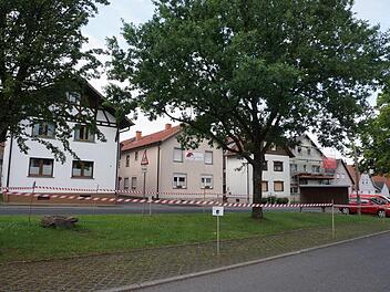 Die Gemeinde Sandberg hat in Langenleiten den Grünstreifen wegen des Eichenprozessionsspinners abgesperrt. Foto: Marion Eckert